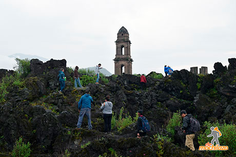 Personas Caminando Hacia Las Ruinas de San Juan Parangaricutiro Angahuan Michoacán De Mochilazo