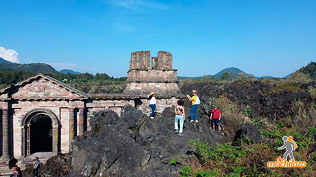Ruinas de San Juan de Parangaricutiro De Mochilazo