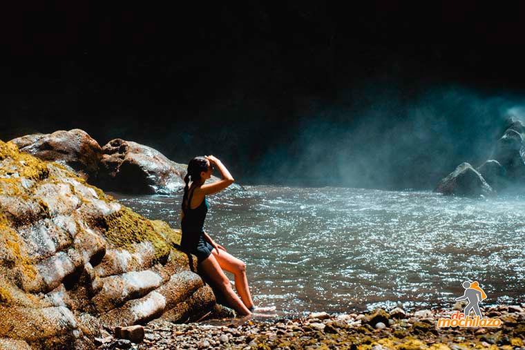 Mujer Mirando La Cascada Salto de Quintanilla Zacapoaxtla De Mochilazo