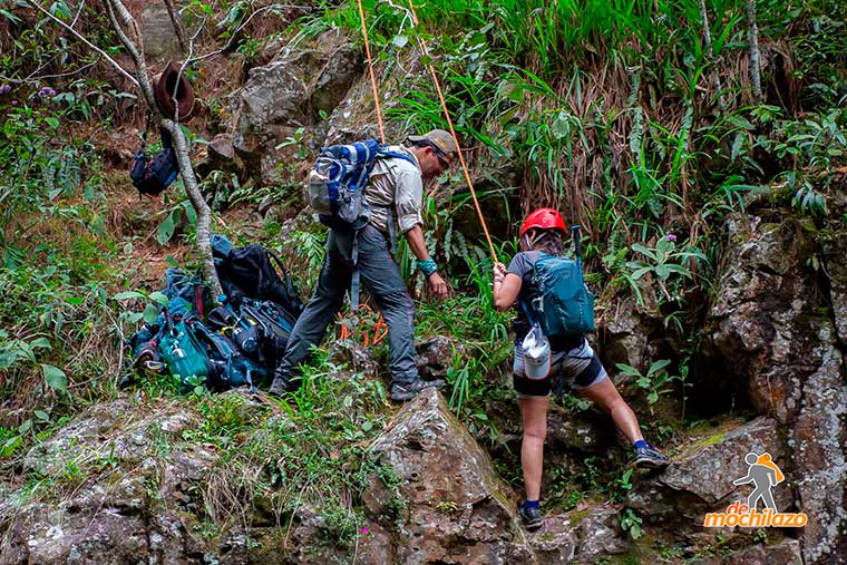 Persona Bajando en Rapel Zacapoaxtla De Mochilazo