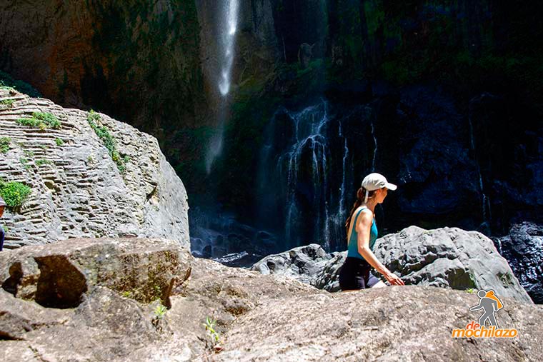 Persona Caminando De Fondo la Cascada Salto de Quintanilla Zacapoaxtla De Mochilazo