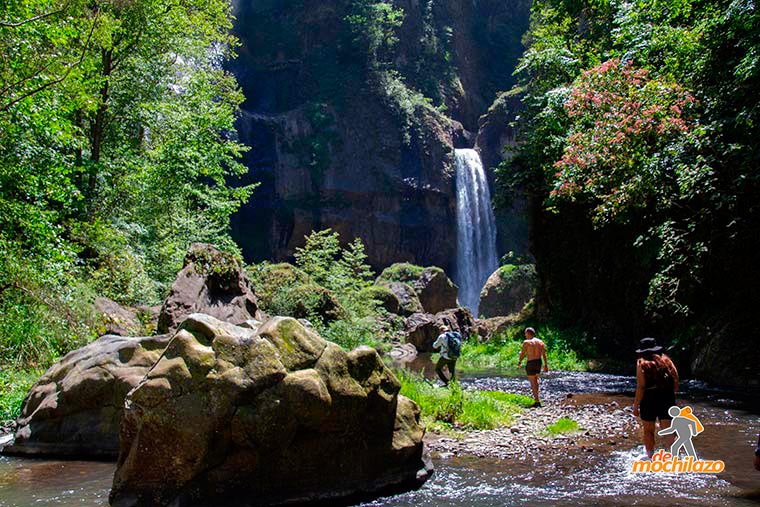 Personas Caminando hacia la Cascada Salto de Quintanilla Zacapoaxtla De Mochilazo