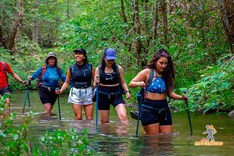 Personas Caminando Dentro del Rio Zacapoasxtla De Mochilazo