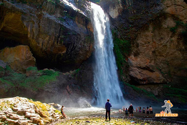 Personas en la Cascada Salto de Quintanilla De Mochilazo