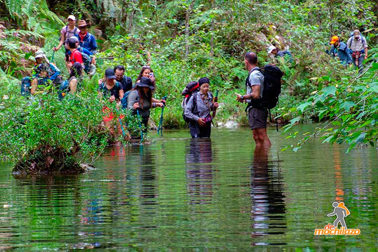 Personas Entrando al Rio Zacapoaxtla De Mochilazo