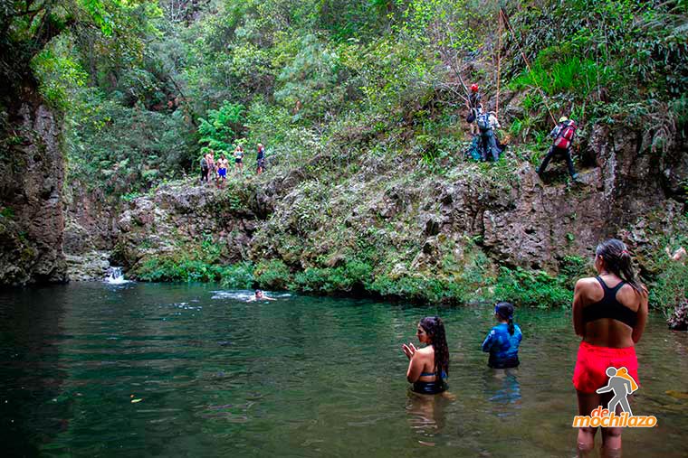 Personas Nadando en el Rio Zacapoaxtla De Mochilazo