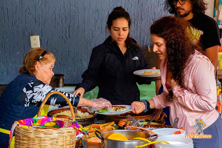 Personas Preparandose sus Platillos Zacapoaxtla De Mochilazo