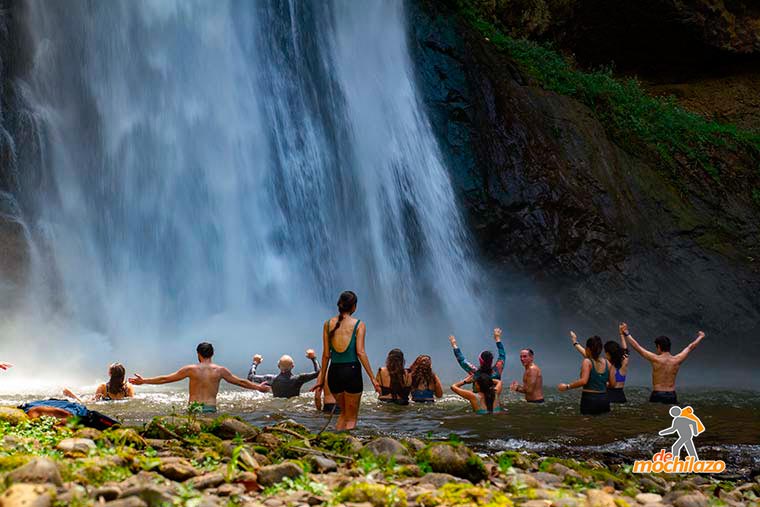 Persona Viendo la Cascada Salto de Quintanilla Zacapoaxtla De Mochilazo