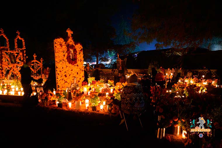 Día de Muertos altares adornados con flor de cempasúchil y veladoras panteón de Tzintzuntzan Michoacán De Mochilazo