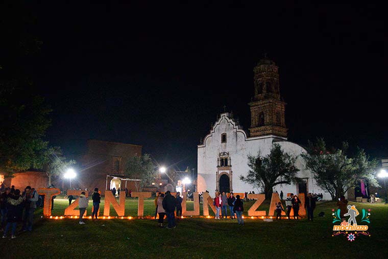 Día de Muertos letrero y templo de Tzintzuntzan Michoacán De Mochilazo