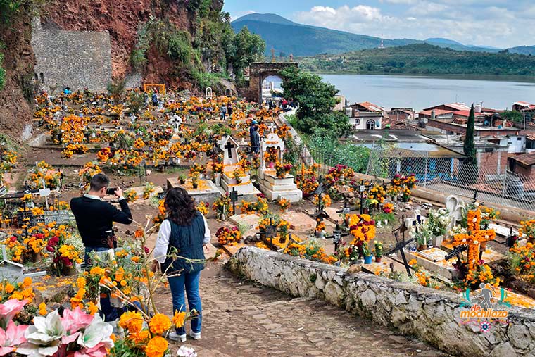 Día de Muertos panteón de la Isla de Janitzio Pátzcuaro Michoacán De Mochilazo