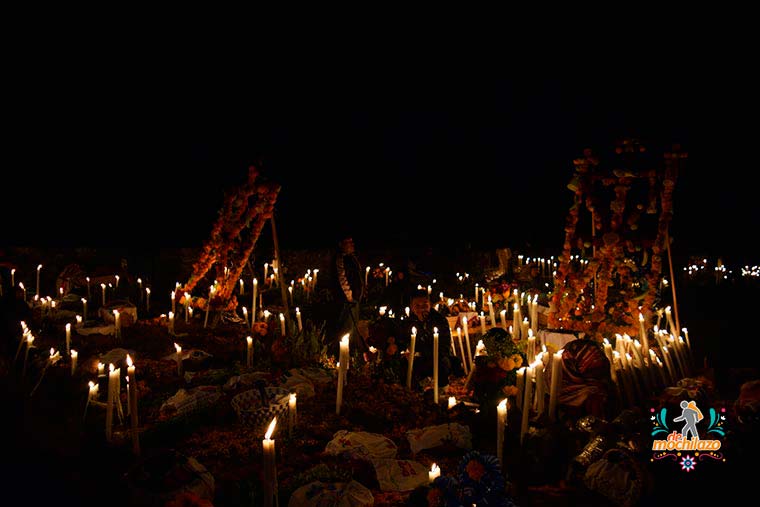 Día de muertos panteon de la isla pacanda adornado con flor de cempasúchil, veladoras y ofrendas Michoacán De Mochilazo