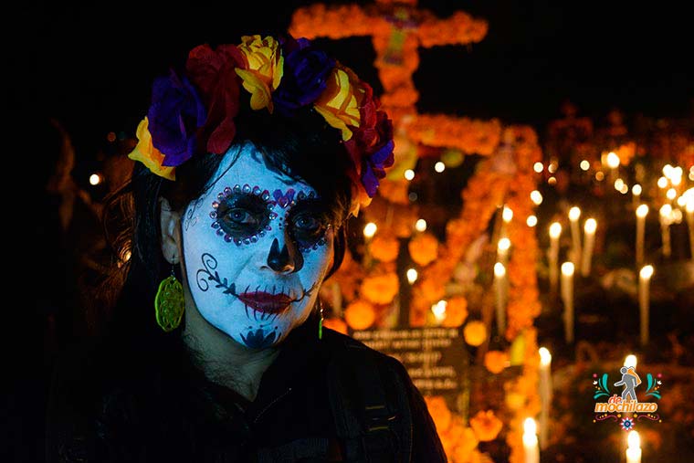 Día de Muertos persona pintada de calavera Michoacán De Mochilazo