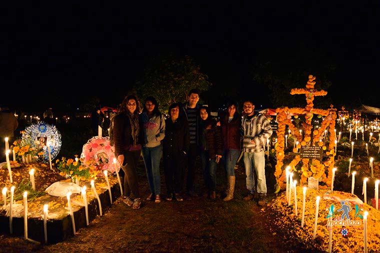 Día de Muertos en Michoacán, Panteon de la Isla Pacanda De Mochilazo