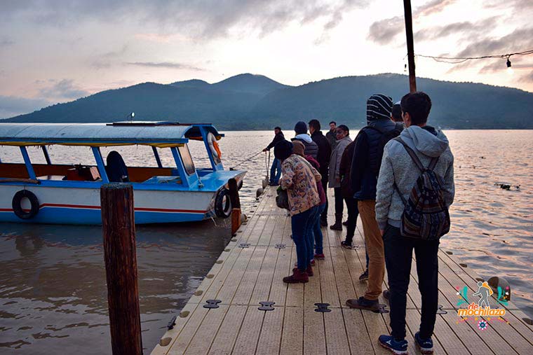 Día de Muertos personas esperando subir a la lancha en el lago de Pátzcuaro Michoacán De Mochilazo