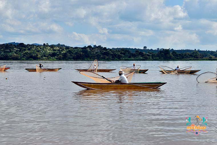 Día de Muertos pescadores haciendo una demostración en el lago de Pátzcuaro  De Mochilazo