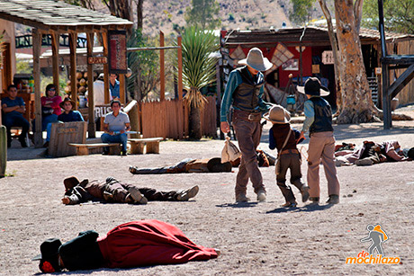 Personas Actuando en el Viejo Oeste Durango De Mochilazo