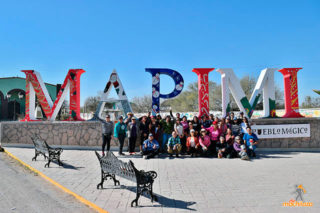 Letrero de Mapimi Pueblo Mágico con Personas Posando Para La Foto Durango De Mochilazo
