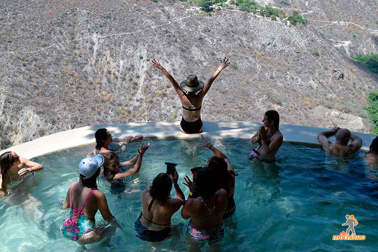 Mujer Sentada en las Pozitas Gruta de Tolantongo Hidalgo De Mochilazo