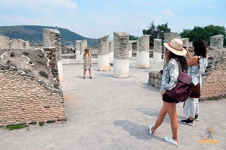 Mujeres Posando Para la Foto Zona Arqueológica Gigantes de Tula Hidalgo Mochilazo