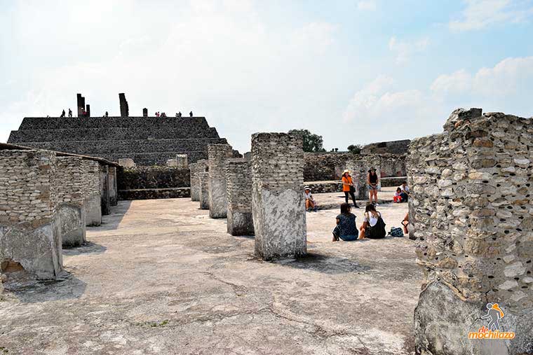 Personas en la Zonar Arqueológica Gigantes de Tula Hidalgo Mochilazo