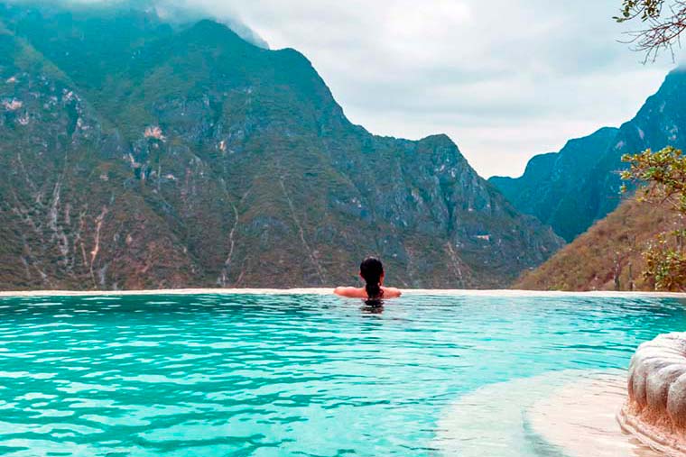 Mujer Dentro de las Pozas en Las Grutas de Tolantongo Hidalgo De Mochilazo