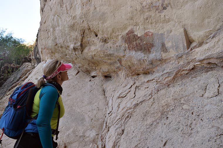Persona observando las pinturas rupestres Zimapán Pueblo Mágico De Mochilazo
